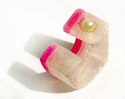 RING AUS ACRYL GEEIST MIT 1 SUESSWASSERPERLE OFFEN