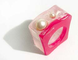 RING AUS ACRYL GEEIST MIT 2 SUESSWASSERPERLEN
