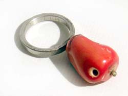 RING AUS STAHL UND KORALLENSTAMM HOCH