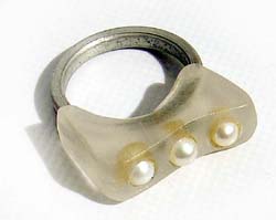 RING AUS STAHL, PLEXIGLAS UND SUESSWASSERPERLEN