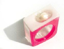 RING AUS ACRYL MIT SUESSWASSERPERLE GEFASST