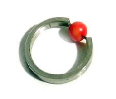 RING AUS STAHL UND KORALLENSTAMM