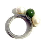 RING AUS STAHL, SUESSWASSERPERLE UND ONYX