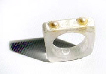 RING AUS ZELLULOSEACETAT MIT 2 SUESSWASSERPERLEN