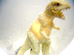 BELEUCHTETE SCHNEEKUGEL TYRANOSAURUSREX